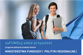 Młoda kobieta i młody mężczyzna z plecakami i laptopem w ręce. Tekst dotyczący programu praktyk studenckich. 