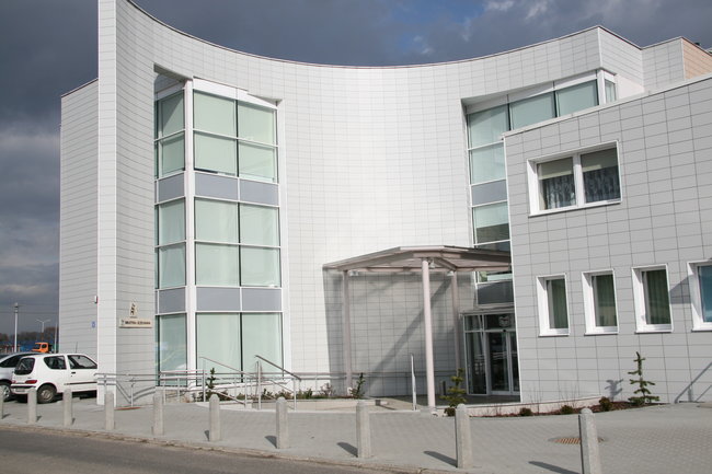 Budynek biblioteki z zewnątrz.