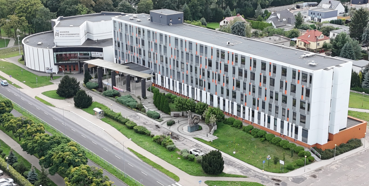 Budynek główny uczelni z lotu ptaka.