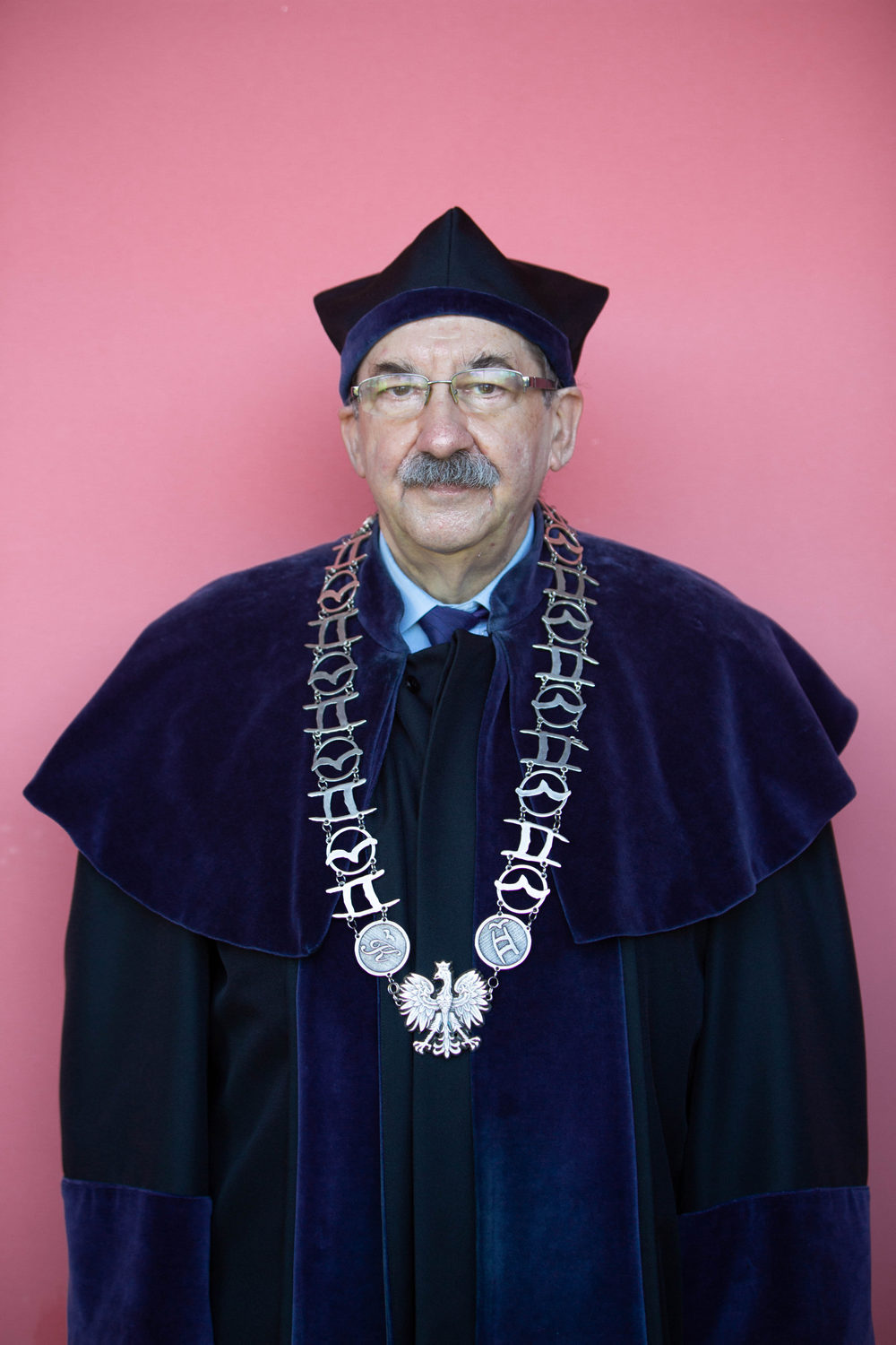 Zdjęcie portretowe Kanclerza mgr Andrzeja Szwarczyńskiego w todze kanclerskiej