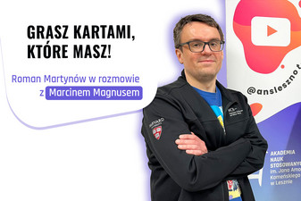 Wizerunek M. Magnusa. Informacja o nowym odcinku podcastu pt. Grasz kartami, które masz.